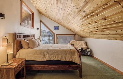 Trapper Creek Cabin | Lakeside Retreat w/Epic Mountain Views & Trails/Basecamp for Denali NP
