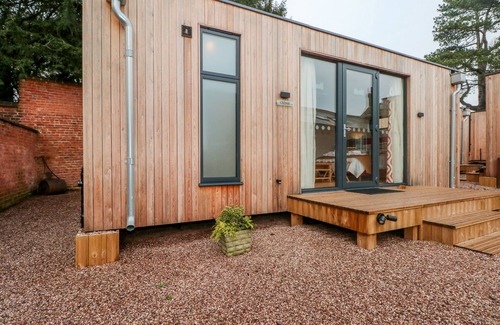Macclesfield Cottage | LAKESIDE VILLAGE LODGES & THE POTTING SHED in Macclesfield