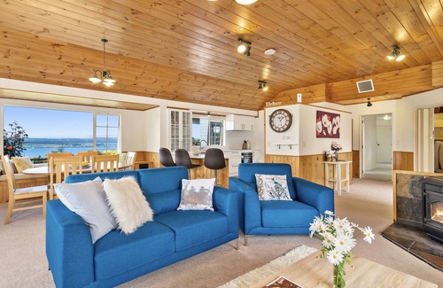 Taupo Cottage | Laketop Retreat - Acacia Bay Holiday Home