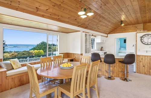 Taupo Cottage | Laketop Retreat - Acacia Bay Holiday Home