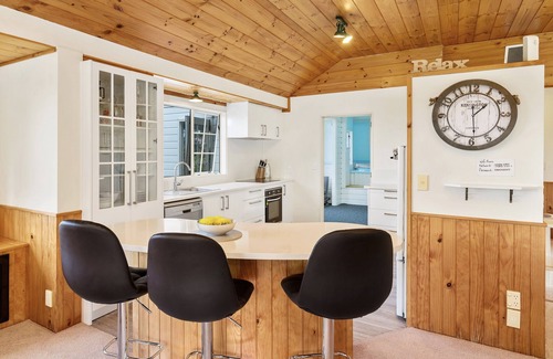 Taupo Cottage | Laketop Retreat - Acacia Bay Holiday Home