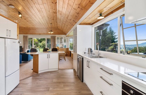 Taupo Cottage | Laketop Retreat - Acacia Bay Holiday Home