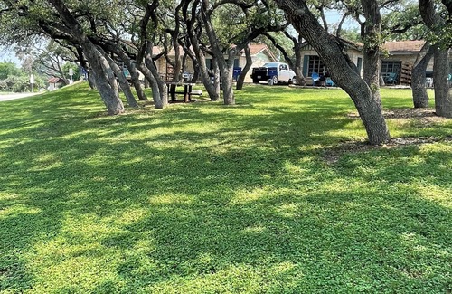 Volente Cabin | LakeTravis Bungalow 2:Free waterpark , lake views & low cleaning fees