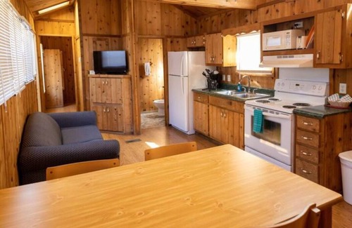 Cadiz Cottage | Lakeview 2BR with Loft - Dog Friendly