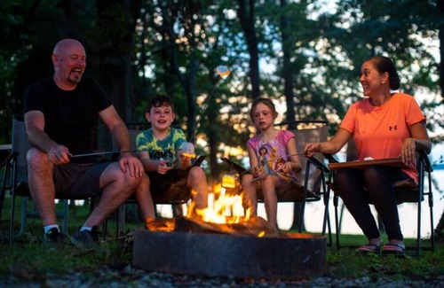 Cadiz Cottage | Lakeview 2BR with Loft - Dog Friendly