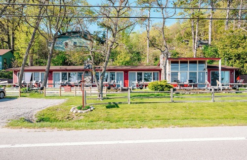 Lake Township Apartment | Lakeview Apartment #1 at Chimney Corners Resort