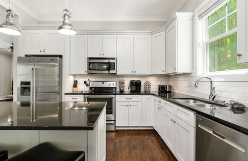 Silver Point House | LAKEVIEW GETAWAY adjacent to Floating Mill Park