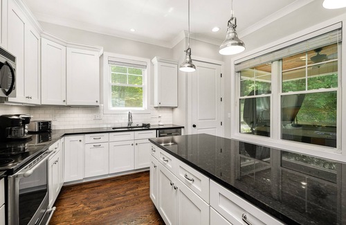 Silver Point House | LAKEVIEW GETAWAY adjacent to Floating Mill Park