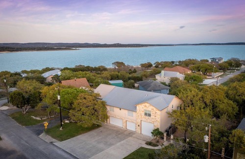 Canyon Lake House | Lakeview Livin' Large House-large house, large garages, large views!