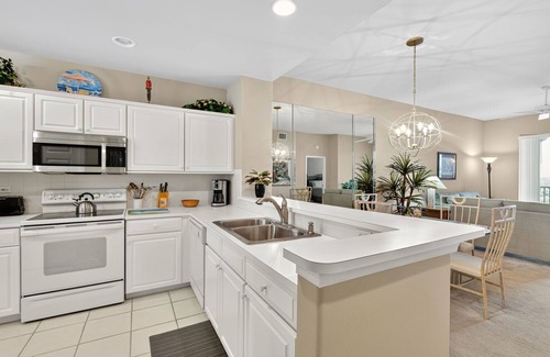 Tropical Cove Condo | Lakeview Retreat at Lexington CC Lake Village