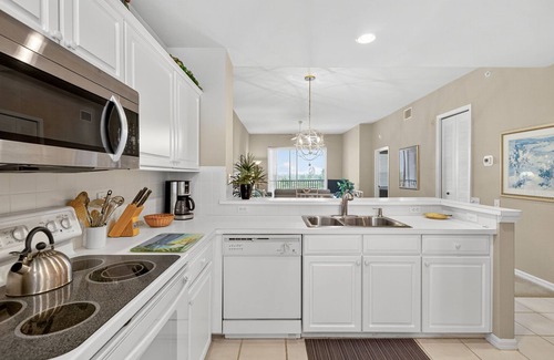 Tropical Cove Condo | Lakeview Retreat at Lexington CC Lake Village