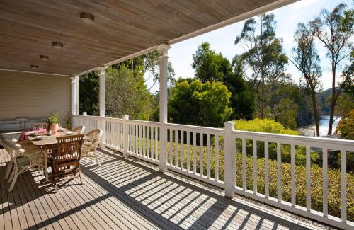 Daylesford House | Lakeview - spacious home by the lake