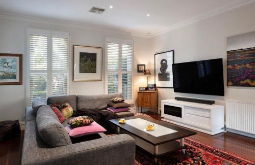 Daylesford House | Lakeview - spacious home by the lake