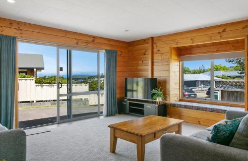 Taupo House | Lakewood Cottage, Cozy Lakeview Stay in Central Taupo