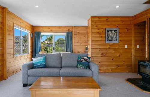 Taupo House | Lakewood Cottage, Cozy Lakeview Stay in Central Taupo
