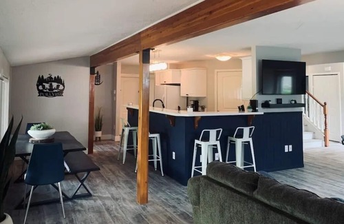 Lake Cowichan House | Lakey McLakehouse
