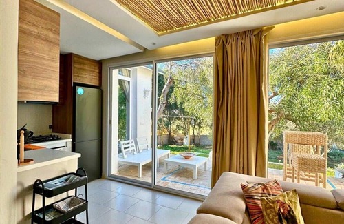 Achakkar Apartment | Lamina | Peaceful Rustic Retreat with Cold Jacuzzi