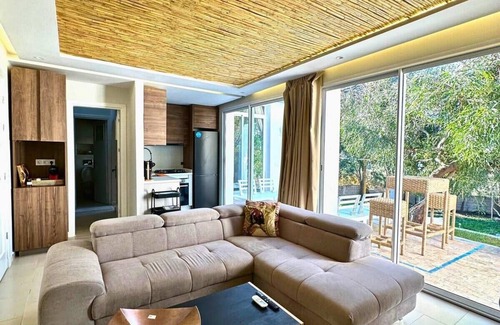 Achakkar Apartment | Lamina | Peaceful Rustic Retreat with Cold Jacuzzi