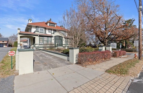 Lancaster House | Lancaster Heritage Estate: 10BR Getaway w/Fireplaces, Koi Pond & EV Charger