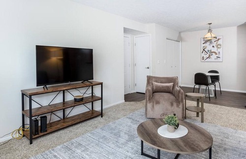 Lewis Center Apartment | Landing at Oak Creek at Polaris - 1 Bedroom in Downtown Columbus