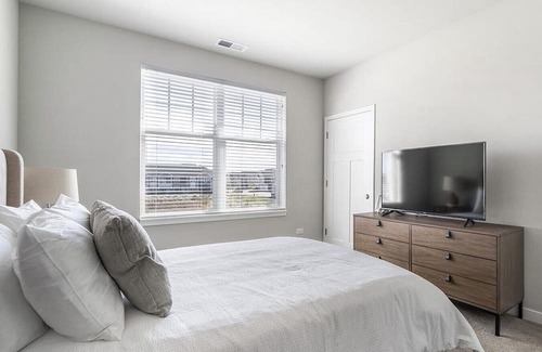 West Dundee Apartment | Landing at Reserve Randall Road - 2 Bedrooms in Downtown West Dundee
