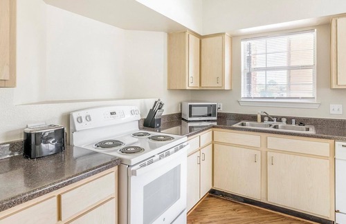 Southbelt/Ellington Apartment | Landing at Settlers Ranch - 2 Bedrooms in South.