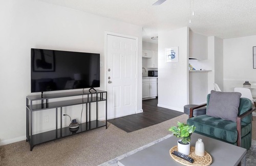 Denton Apartment | Landing | Beautiful 2BD, Pool, Courtyard