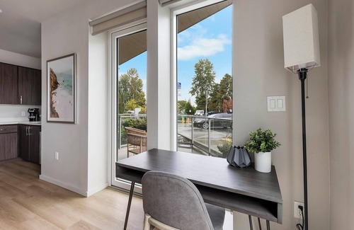 Hayden Island Apartment | Landing | Chic 1BD, Clubhouse, Gym