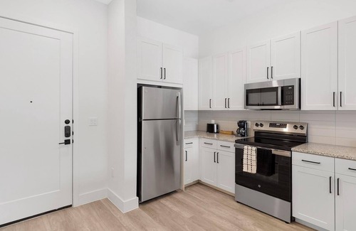 Denton Apartment | Landing | Chic 1BD, Gym
