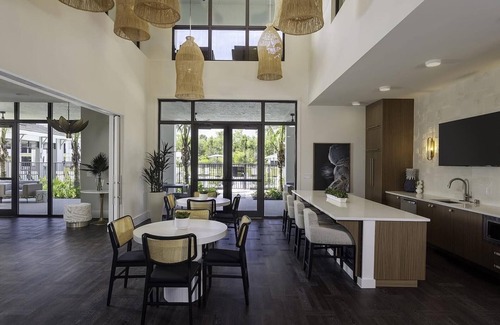 Biggar Apartment | Landing | Chic 1BD, Pool, Gym