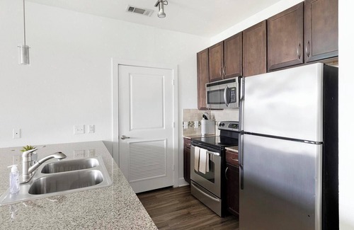 Park Central Apartment | Landing | Chic Studio, Gym, Courtyard