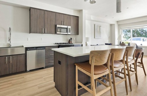 Hayden Island Apartment | Landing | Incredible 1BD, Pool, Courtyard