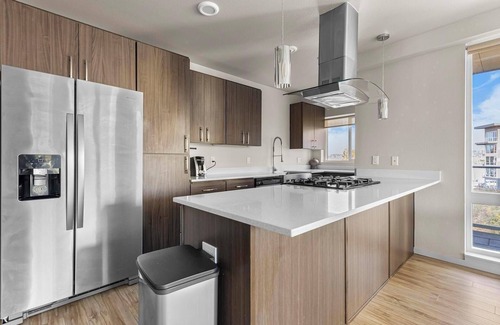 Hayden Island Apartment | Landing | Incredible 2BD, Courtyard, Gym