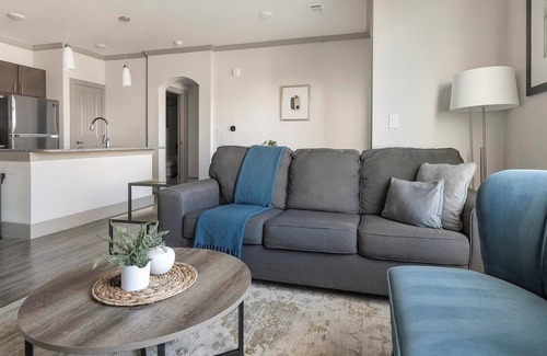 Manor Apartment | Landing | Modern 1BD, Pool, Courtyard