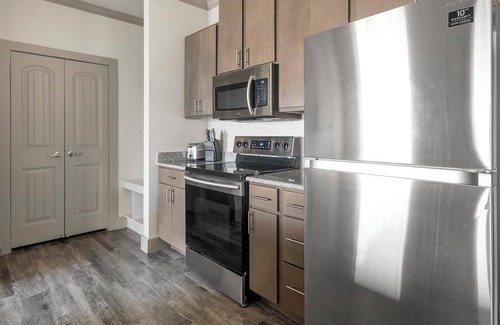 Manor Apartment | Landing | Modern 1BD, Pool, Courtyard