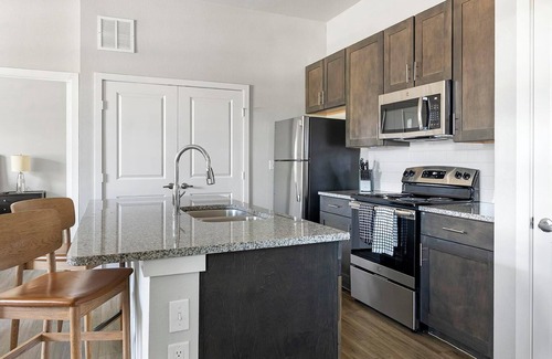 Dallas Apartment | Landing | Modern 1BD, Pool, Gym