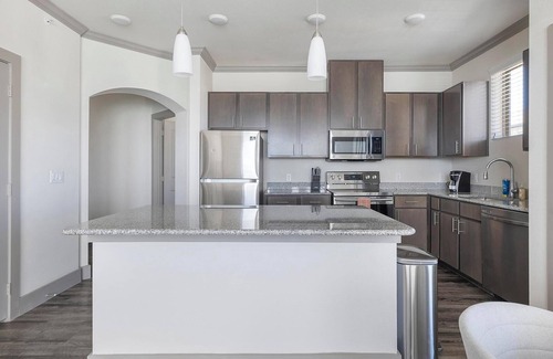 Manor Apartment | Landing | Modern 2BD, Courtyard, Clubhouse