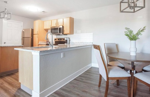 Eureka Apartment | Landing | Modern 2BD, Pool, Clubhouse