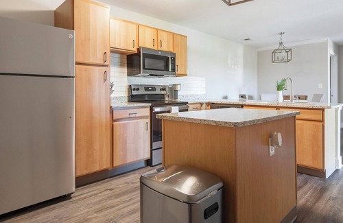 Eureka Apartment | Landing | Modern 2BD, Pool, Clubhouse