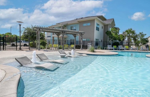 Lockhart Apartment | Landing | Spectacular 1BD, Gym, Clubhouse