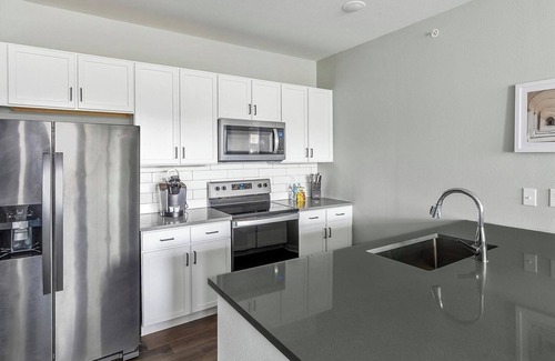 Madison Apartment | Landing | Spectacular 1BD, Gym, Pool