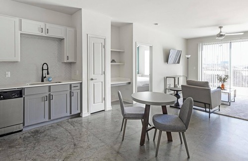 West Dallas Apartment | Landing | Spectacular 2BD, Gym, Pool
