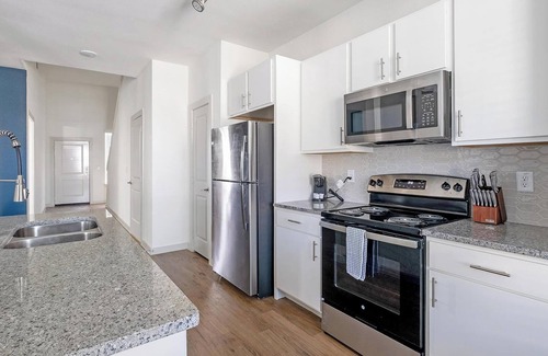 Waller Apartment | Landing | Spectacular 3BD, Gym, Pool