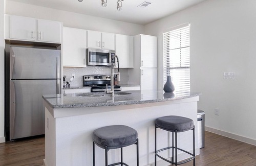 Waller Apartment | Landing | Spectacular 3BD, Gym, Pool
