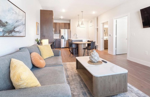 Seguin Apartment | Landing | Stunning 1BD, Gym, Pool