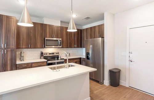 Seguin Apartment | Landing | Stunning 1BD, Gym, Pool