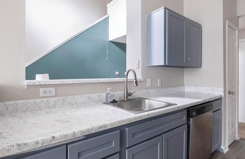 Briarforest Apartment | Landing | Stunning 2BD, Pool, Gym