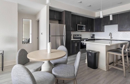 Palmetto Apartment | Landing | Stunning 2BD, Yoga Studio, Pool