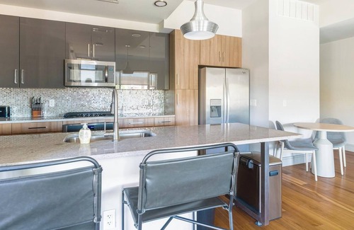 Houston Apartment | Landing | Stylish 2BD, Tennis Court, Gym