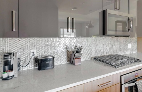 Houston Apartment | Landing | Stylish 2BD, Tennis Court, Gym